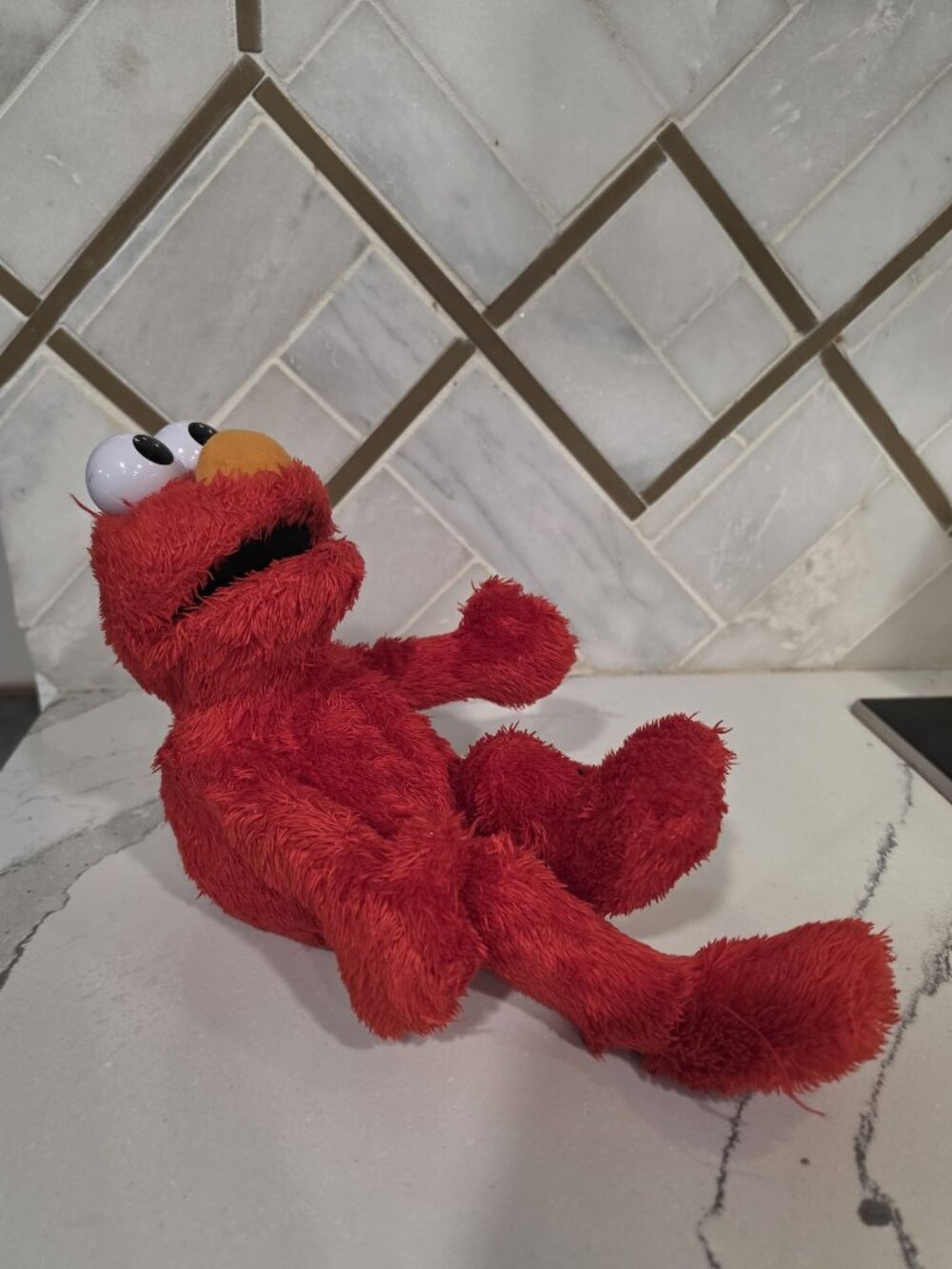 Sesame Street LOL tickle me Elmo Toy interavtive laughs and kicks and rolls
